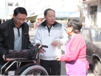 真情送轮椅  关怀暖人心