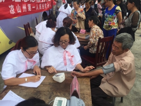 党员志愿者服务队给当地群众免费测量血压、血糖